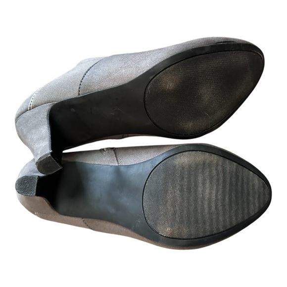 London Fog Bobbie Faux Suede Ankle Booties Gray Elastic Detail Size 9 3" Heel - Picture 4 of 5